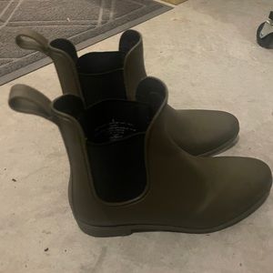 Green rain boots size 6